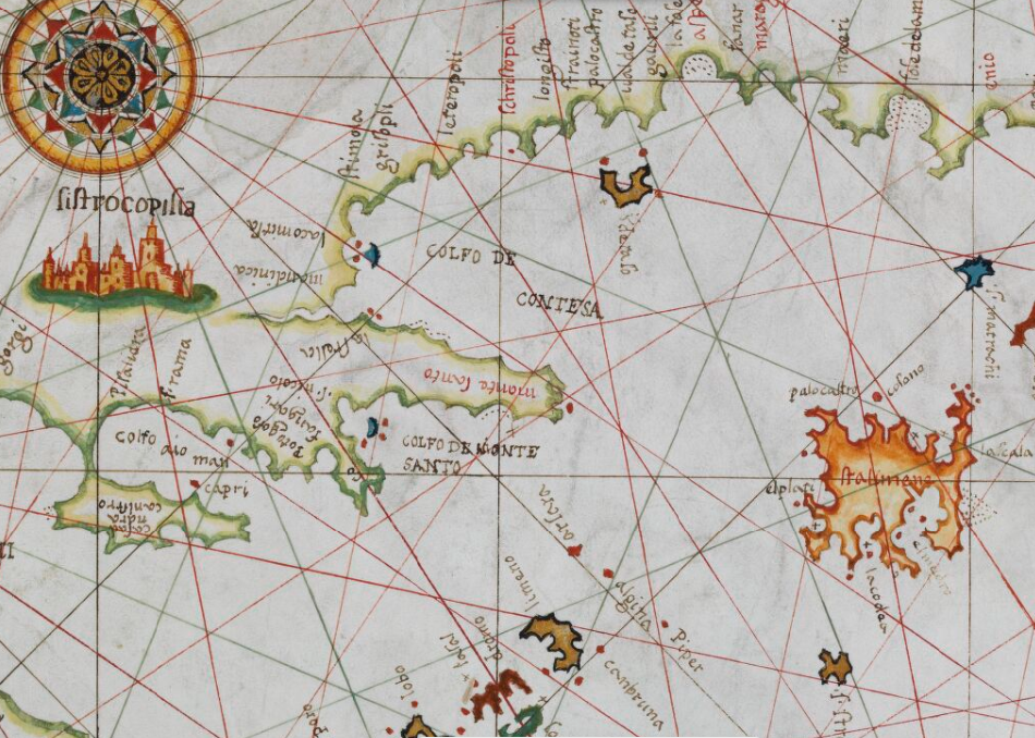 Détail d'une carte marine ancienne avec les côtes et une rose des vents d'où sortent les lignes de vent.
Dans les terres, des indication sur le nom des ports et une grande cité dessinée.