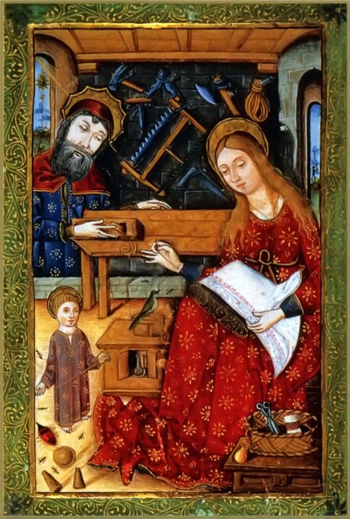 Enluminure médiévale très colorée. Scène d'intérieur avec Joseph travaillant le bois avec un rabot, Jésus tout petit debout avec des jouets et maris assise, avec un coussin sur les genoux. Par dessus le coussin, il y a une toile blanche qui est posée avec des frises brodées. Elle tient une aiguille.
