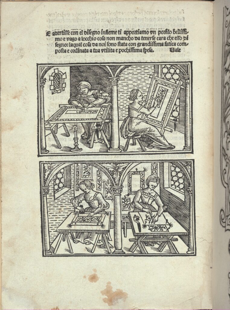 Page d'un livre imprimé avec 2 gravures. Chaque gravure est divisée en 2, ce qui forme 4 scènes en intérieur. Sur chaque scène, une femme assise travaille à dessiner sur des toiles tendues sur des cadres.