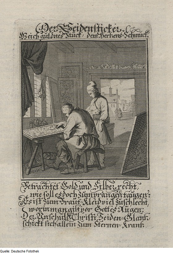 Gravure au milieu de texte. Dans une pièce qui donne sur une rue, 2 hommes devant une fenêtre. Le premier est assus decant un cadre posé sur des tréteaux en train de travailler dessus. Derrière lui un autre homme se tient debout et l'observe?