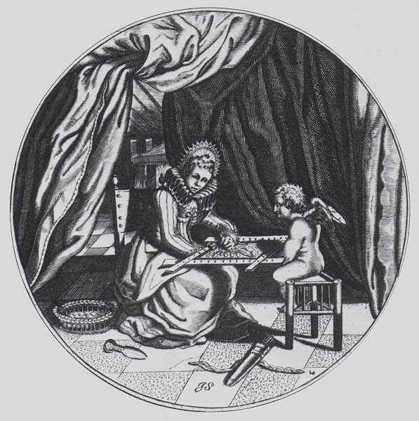 Gravure dans un médaillon.
Une femme en tenue très riche, avec une fraise et une coiffe ornée de dentelle est assise sur une chaise, elle tient sur ses genoux, un métier à broder. En face d'elle, le métier est tenu par un angelot nu avec une tête de vieux, assis sur un petit tabouret à 3 pieds.
Au sol, sur le carrelage, des forces (des ciseaux pour tondre les moutons) et le carquois de l'angelot.