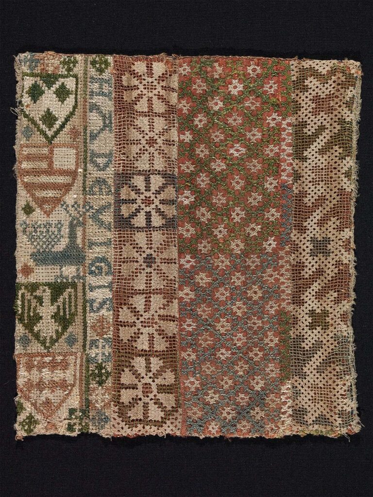 Une carré de broderie médiévale avec des frises différentes dans les techniques et les motifs. De gauche à droite :
Des motifs héraldiques dans des blasons avec des animaux stylisés entre.
Une ligne de mots.
Sur filet, des grandes fleurs brodées.
Sur filet, un motif géométrique en losanges avec des croix dedans.
Sur filet d'autres fleurs dans un style un peu différent.