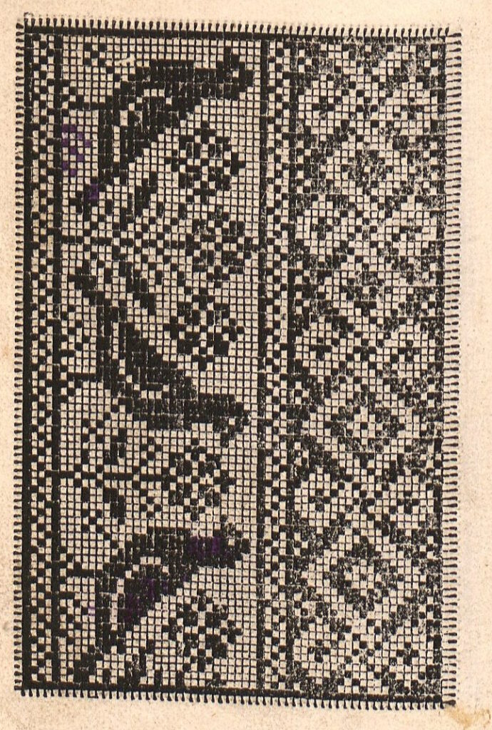 Une grille imprimée avec des carré noir et des carrés vides. Des oiseaux avec des fleurs entre eux et une frise géométrique au dessus.