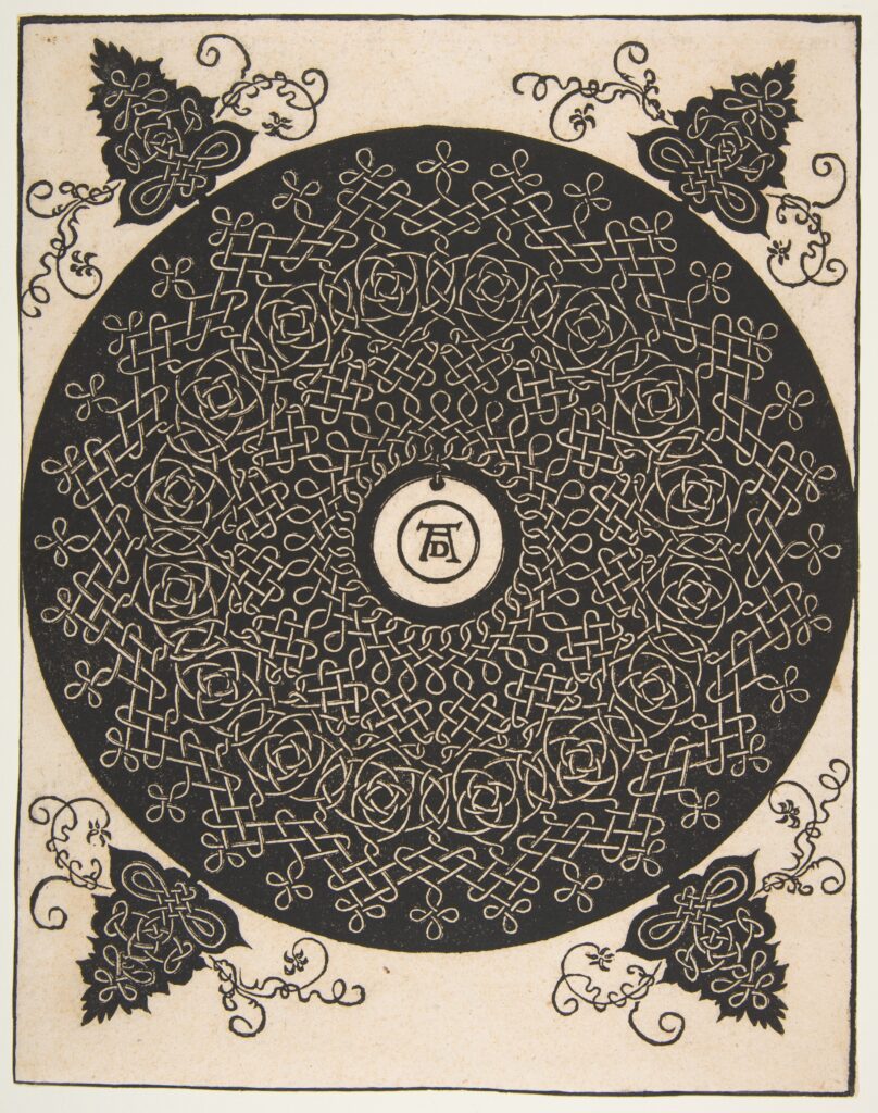Gravure sur un folio de page rectangulaire représentant un disque noir avec des motifs d'entrelacs blancs concentriques.
Au centre, le monogramme d'Albrecht Durer.
Aux 4 coins de la page, partant du disque, il y a des feuilles et des vrilles.