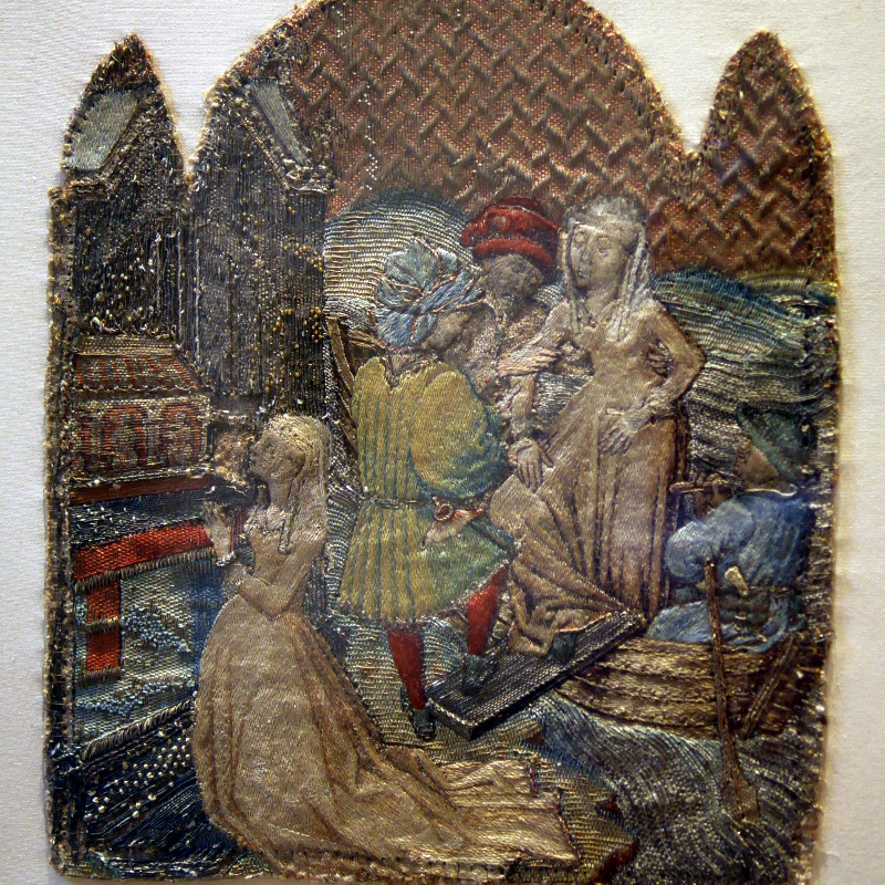 Panneau brodé en or et en soies colorées.
Une femme est agenouillée devant une chasse émaillée.
Derrière elle, une étendue d'eau, sur laquelle il y a une barque.
Dans la barque, un homme est assis et tient un aviron. Un autre homme, debout, tient une femme debout et la guide vers une passerelle.
De l'autre côté de la passerelle, un autre homme, richement vêtu, l'attire vers lui.