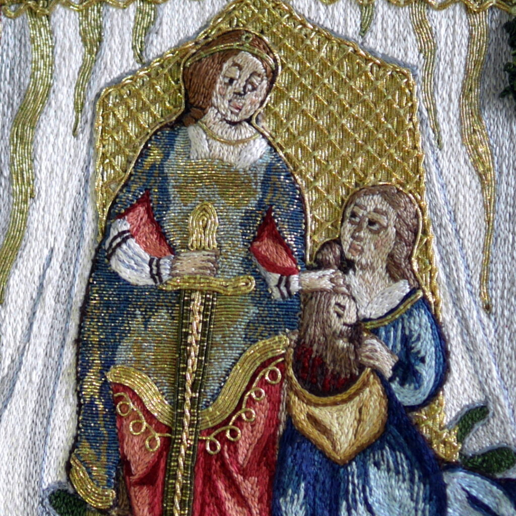Broderie des 2 personnages : Judith et sa servante. Les 2 personnages sont brodés au fils de soie colorés. La robe de dessus de Judith est brodé à l'or nué, c'est à dire avec de l'or partiellement recouvert de soie colorée.