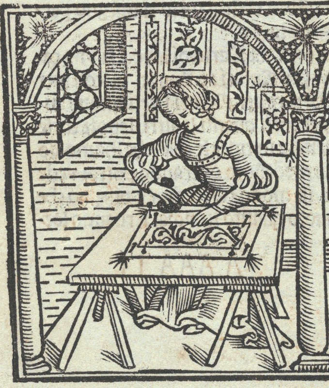 Gravure, dans une pièce, une femme est assise devant un ouvrage posé sur des tréteaux.
Sur son plan de travail, il y a un motif de rinceaux représenté, elle tient une sorte de bourse dans sa main, et elle semble la frotter sur l'ouvrage.
Sur le mur derrière elle, plusieurs dessins avec d'autres motifs végétaux sont affichés.