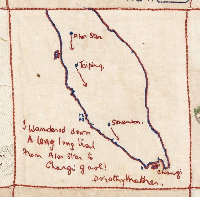 Carré brodé naïvement en bleu et rouge. Une carte de la Malaisie avec différentes villes dont Alar Star et Changi. Un texte brodé en anglais : « J'ai parcouru un long, très long chemin depuis Alar Star jusqu'à la prison de Changi. Dorothy Mather ».