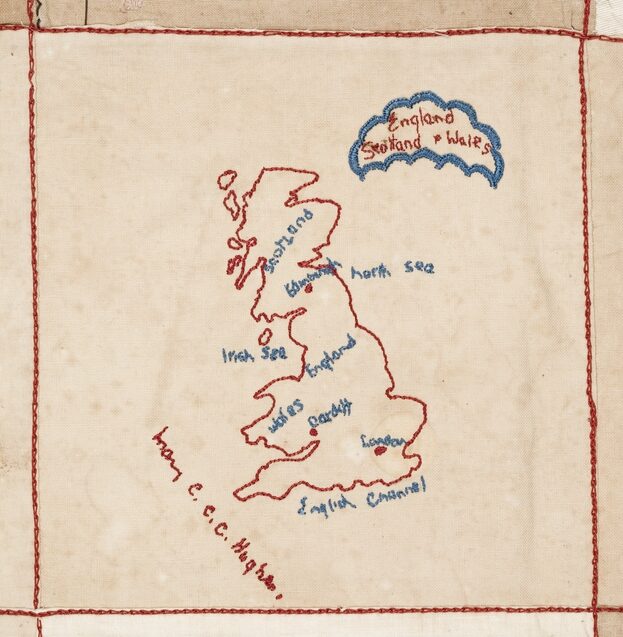 Carte de l'Angleterre brodée en rouge avec les inscriptions des lieus brodées en bleu clair. En haut à droite, nuage bleu avec les mots « England Scotland & Wales » brodés en rouge. Signature « Mary C.C.C.Hughes » brodée en rouge.
