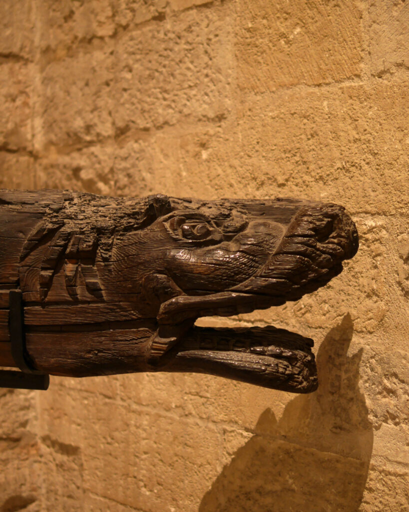 Tête sculptée en bois d'un monstre.