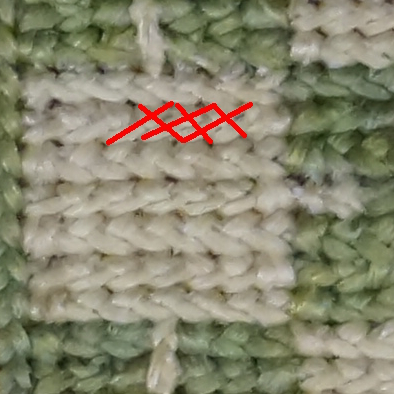 Détail de la broderie où les points ont été retracés en rouge pour mettre en avant les croix.